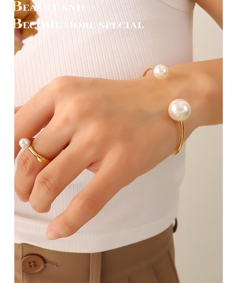Korean Style Non-fading Faux Pearl Bracelet for Women, Exquisite 18K Gold-Plated Titanium Steel.