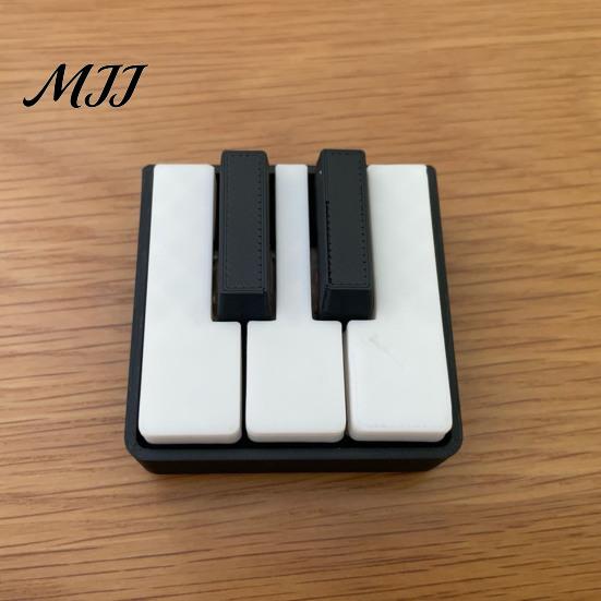 Piano Student Gift Mini Keychain, Key Clicker, Playable Fingertip Stress Relief Toy Commuter with Metal Ring, Classic Black White Keys for Music