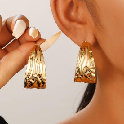 Brincos de tacha C-shaped ligeiramente largos, geométricos côncavos e convexos, dobráveis, estilo retro de vento frio de 2025, brincos de anel simples e modernos para mulheres