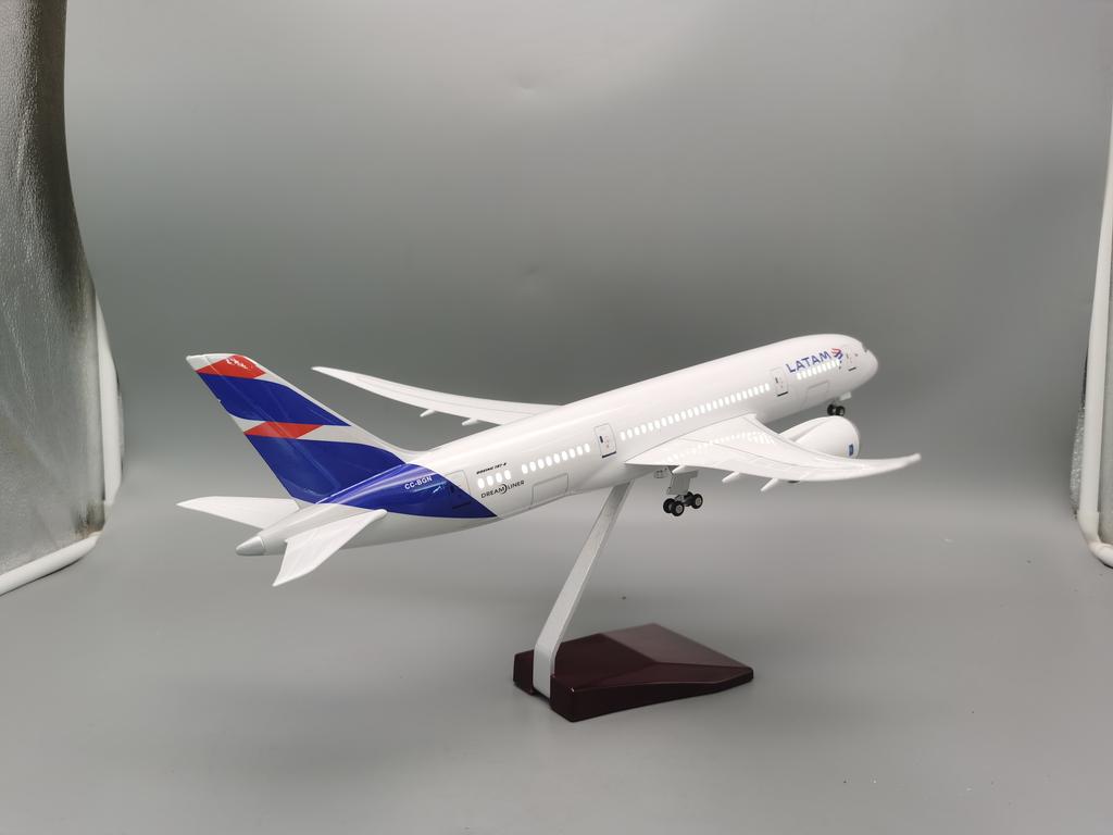 Diecast Airplanes Latam Airlines B787 Plane Models 1:130 Scale Large Model Airplane with LED Light for Home Decor Collection or