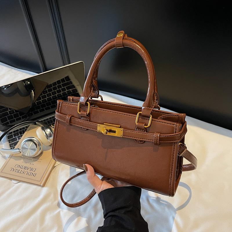 Korean version of simple and versatile niche portable commuter bag women's 2025 autumn and winter new high-end textured messenger tote bag