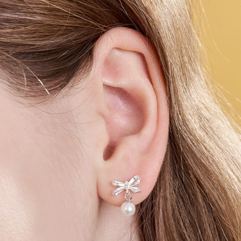 

ENGBROX rhythmical pearl drop earring silver