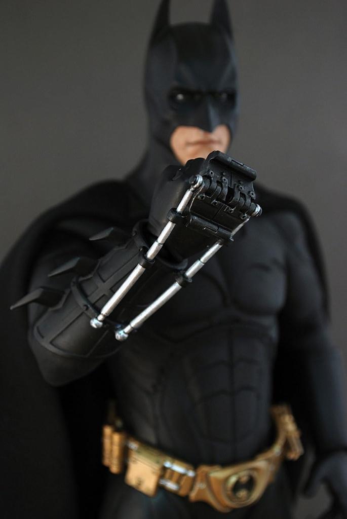 Movie Masterpiece Scale Fully Poseable Figure THE DARK KNIGHT BATMAN - 1/6 - (ORIGINAL COSTUME)