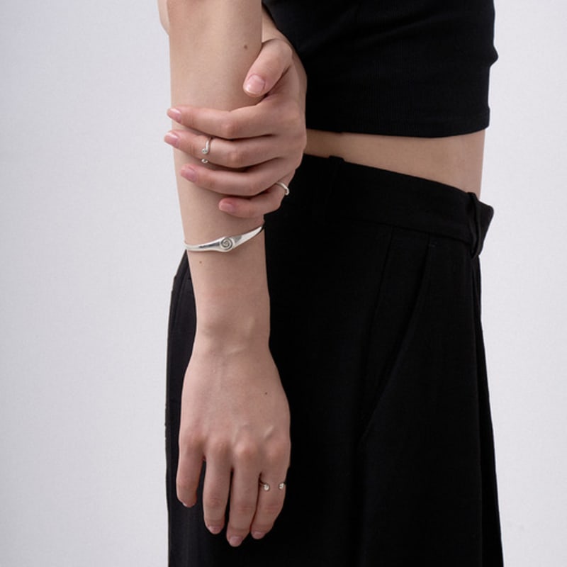 TIERNO B.006/SHELL BANGLE BRACELET