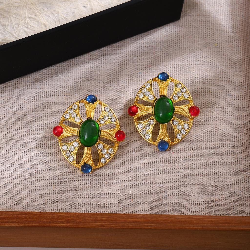 Chic and Elegant Elliptical Ear Studs with Sparkling Zirconia Stones In Retro Style