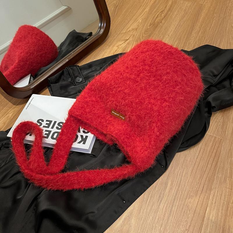Japanese ins wind plush cute bucket bag autumn and winter new casual large-capacity niche shoulder messenger bag