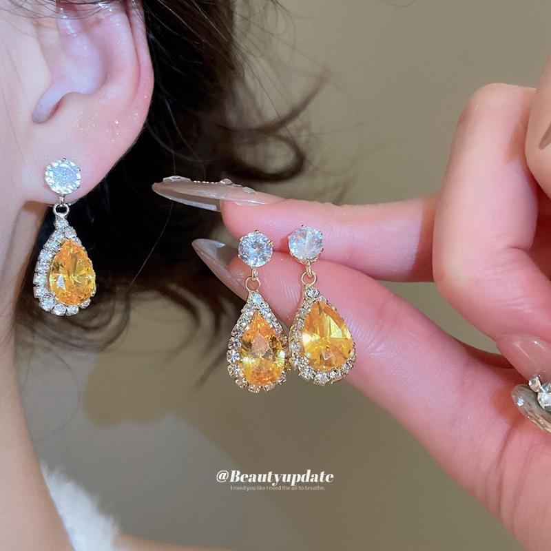 Super flash zircon water drop pendant, stud earrings, necklace, light luxury high-end jewelry, retro court style jewelry set wholesale.