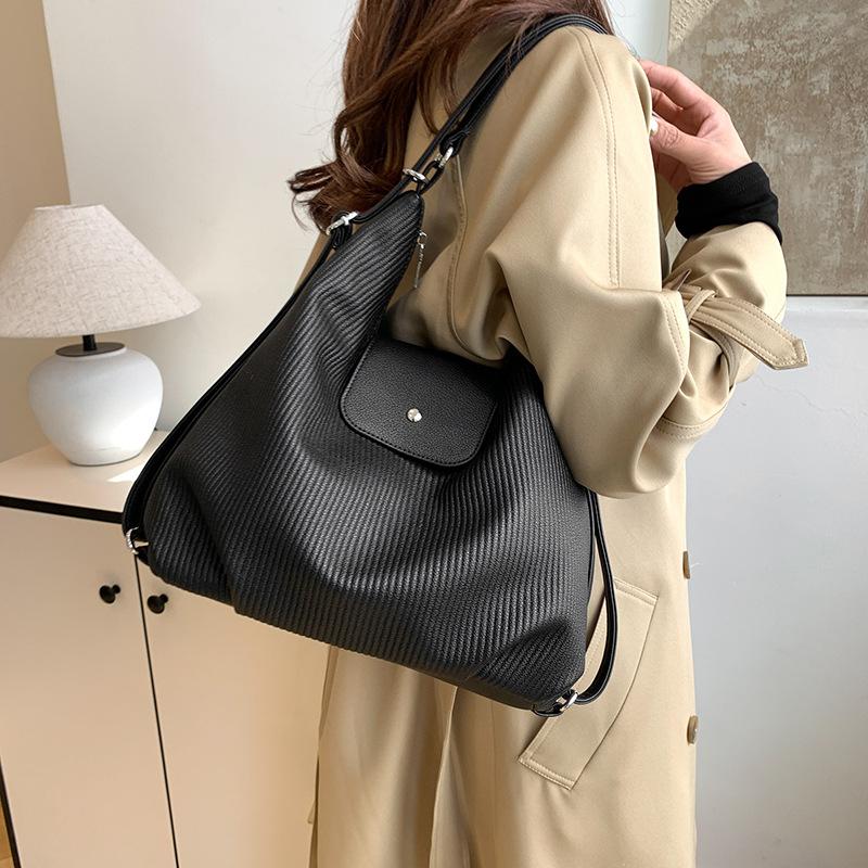 

Сумка премиум-класса в стиле ретро большой вместимости женская 2025 новая модная сумка-рюкзак для поездок на работу на одном плече 40*13*34 чёрный