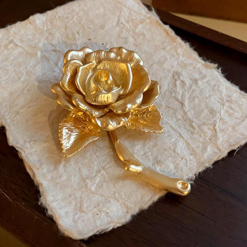 Rose Flower Brooch for Women French Luxury Golden Lapel Pins Corsage Delicate Suit Corsage Pins Party Dress Jewelry Accessories