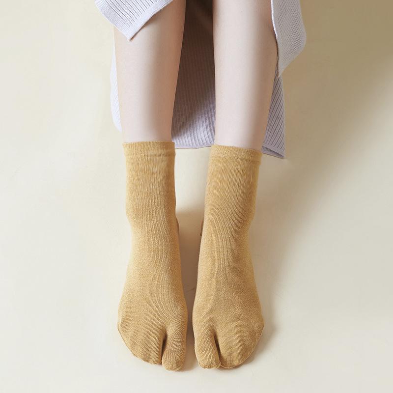 Women's Cotton Breathable Sweat-Wicking Two-Toe Socks - Korean Style, Solid Color, Autumn/Winter Sports Wear with Heel