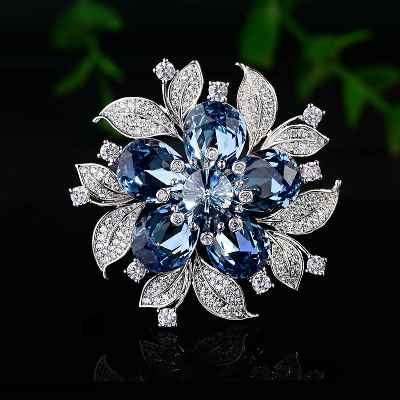 Retro Flower Brooch, High-end Feminine Charm, Crystal Imitation Brooch, Light Luxury and Niche Design Sense Brooch