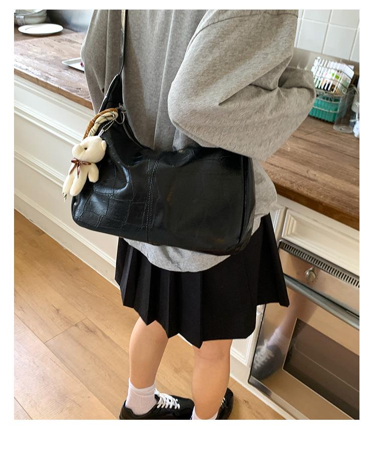 

Large capacity bag women s 2025 new summer retro messenger tote bag versatile soft leather shoulder class commuter bag чёрный