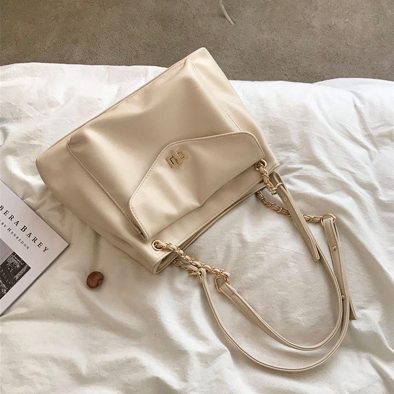 

Самая простая для сочетания осенне-зимняя мода сумка через плечо на одно плечо White