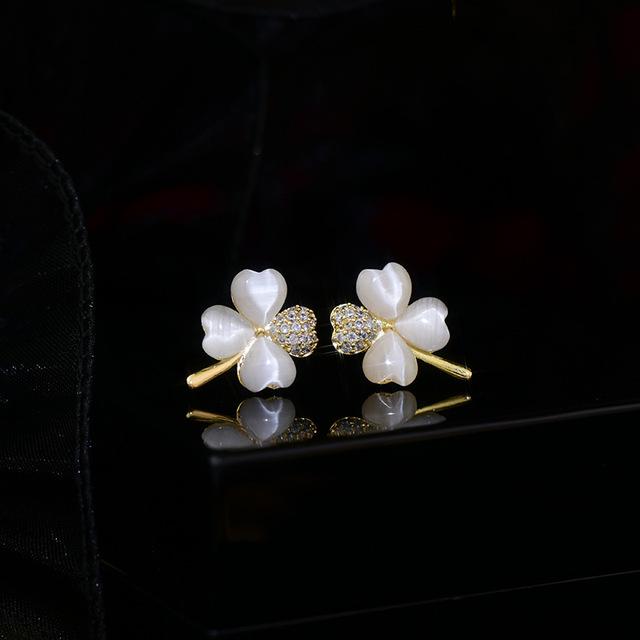 

Корейская модная бижутерия Изысканные серьги с опалом и цирконом в виде четырехлистного клевера Простые элегантные женские повседневные рабочие аксессуары белый