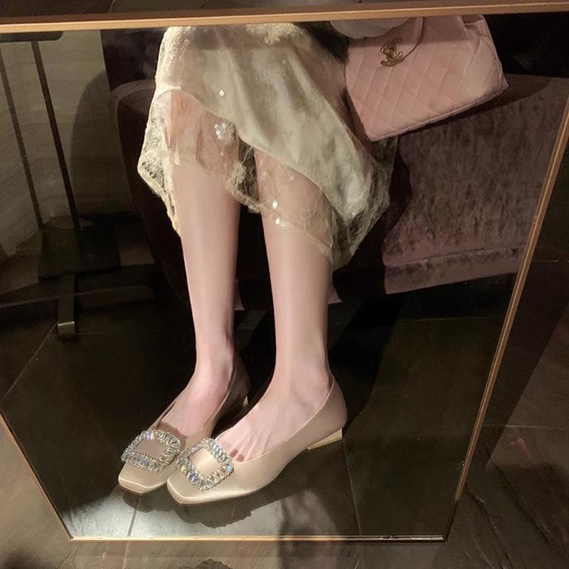 

Весенние новые туфли-лодочки с квадратным носком, стразами, серебристые, на плоской подошве, из мягкой кожи, с темпераментным офисным стилем 40