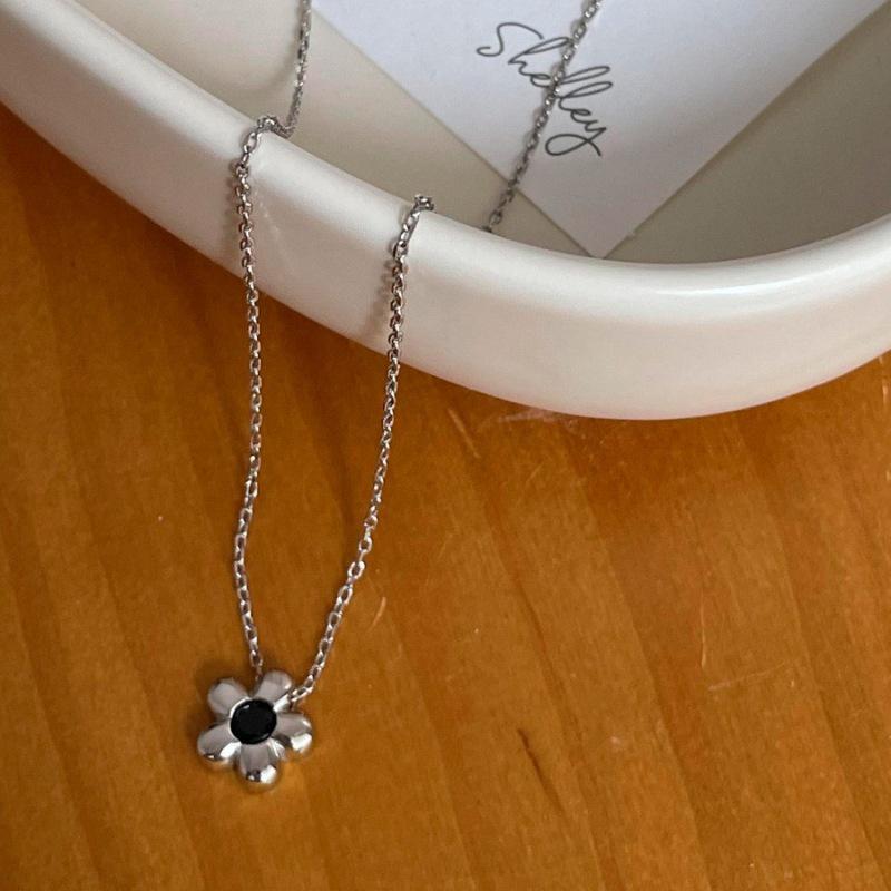 Niche Elegant Flower Pendant Necklace for Women in Cool, Simple Style