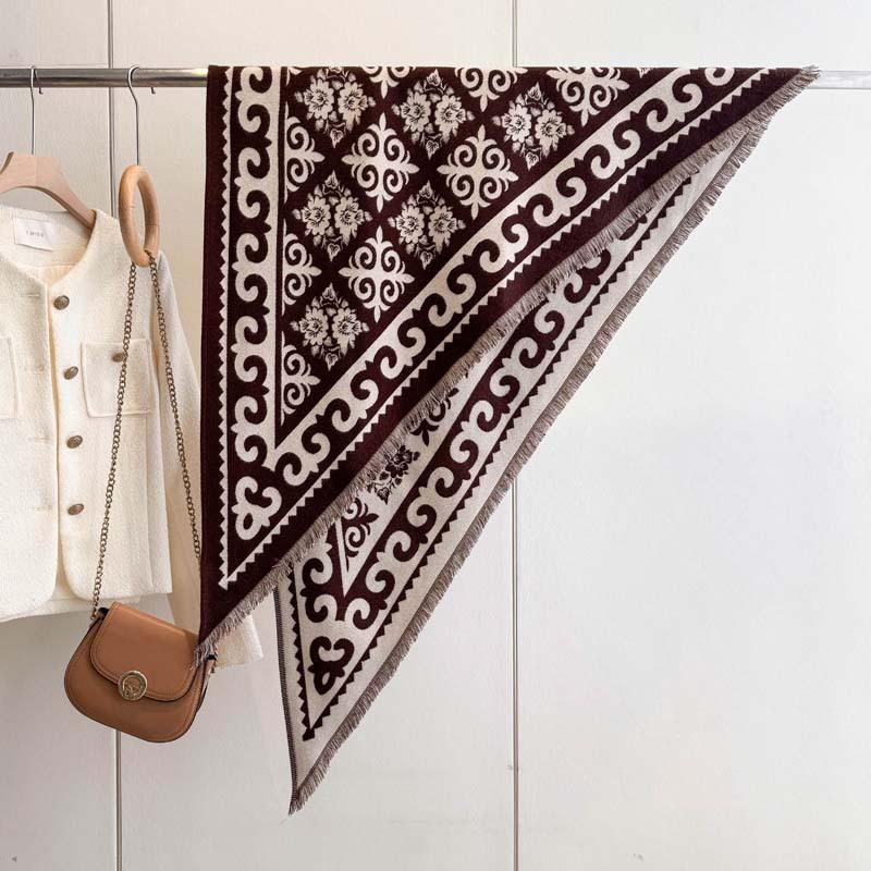 Spot autumn and winter roll grass triangle towel European and American retro skin-friendly boutique jacquard cashew flower imitation cashmere shawl
