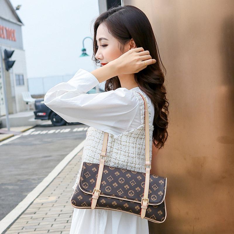 Spring and summer new women's bags, high-end playing card printed armpit bags, retro contrasting color chains, shoulder messenger bags.