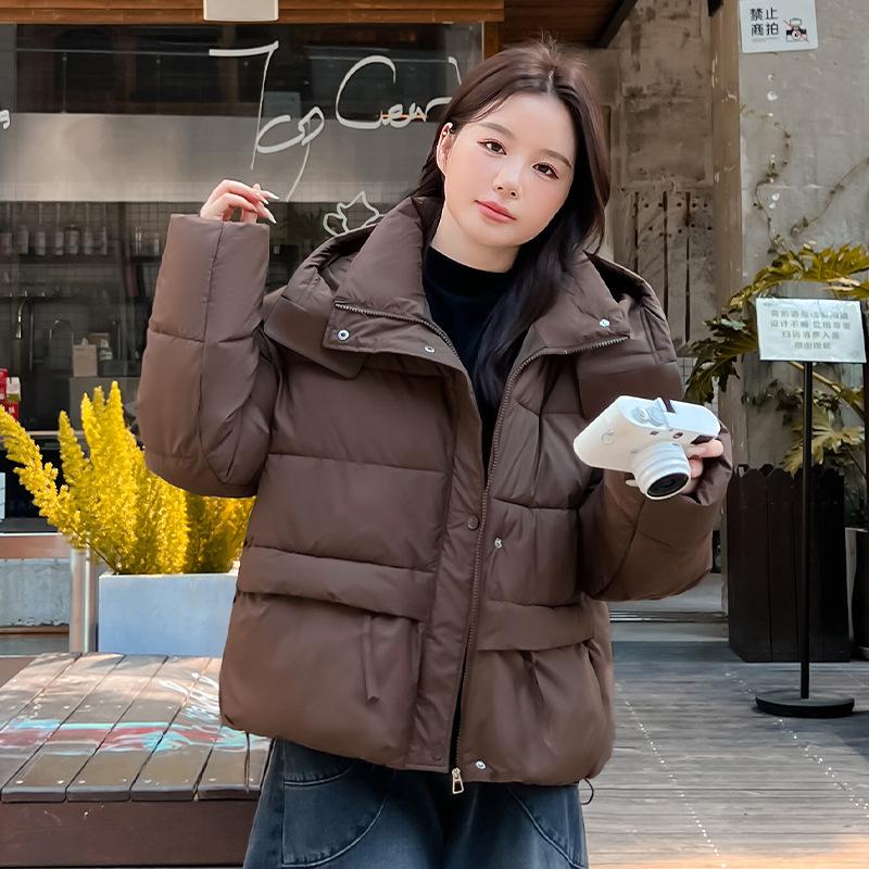 

Женская короткая ветрозащитная теплая зимняя куртка с капюшоном и рукавами реглан XL кофейный