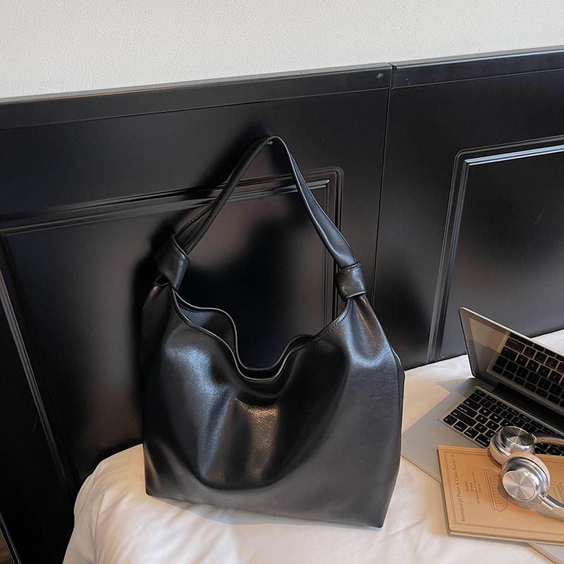 

Niche retro texture Japanese soft surface large capacity tote bag women s fashion texture commuter shoulder messenger women s bag