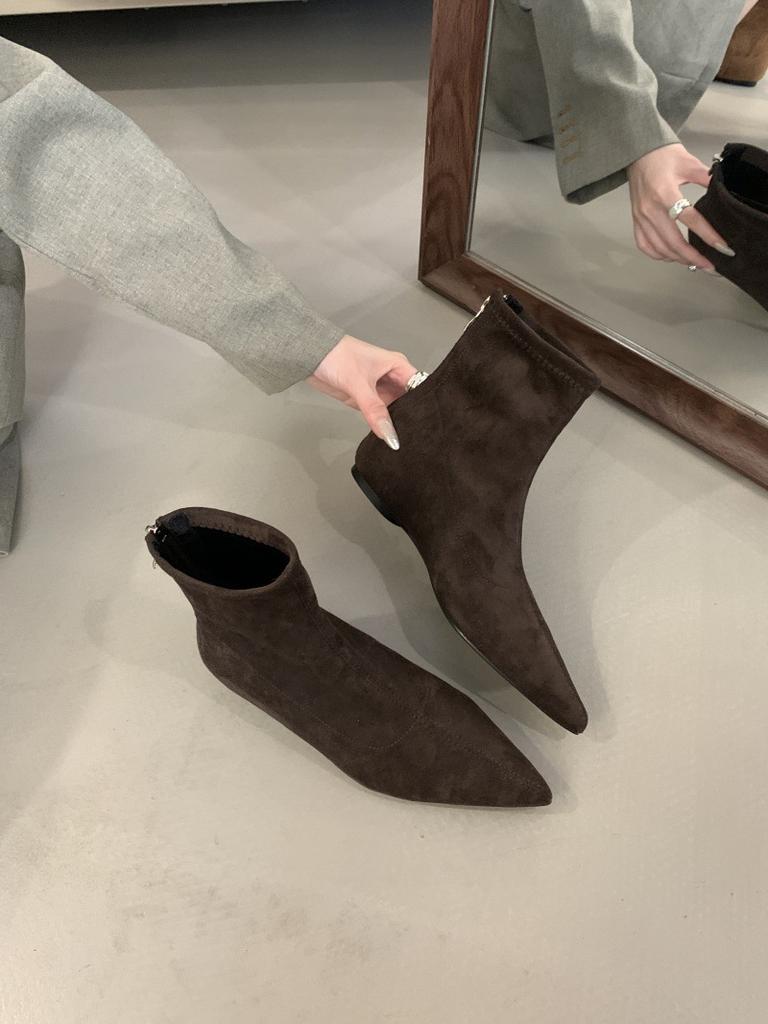 Trendmarke Herbst und Winter neu einfache matte Wildleder flache Sockenstiefel flacher Absatz dünne Stiefel Temperament spitz zulaufende kurze Stiefel Frauen