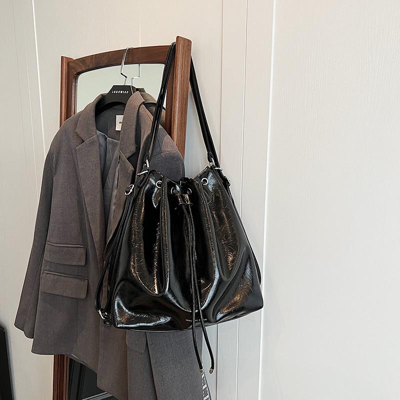 

Модная женская сумка через плечо нишевого дизайна, вместительная однотонная сумка-мессенджер с высококачественной текстурой, рюкзак для путешествий на открытом воздухе no pendant чёрный