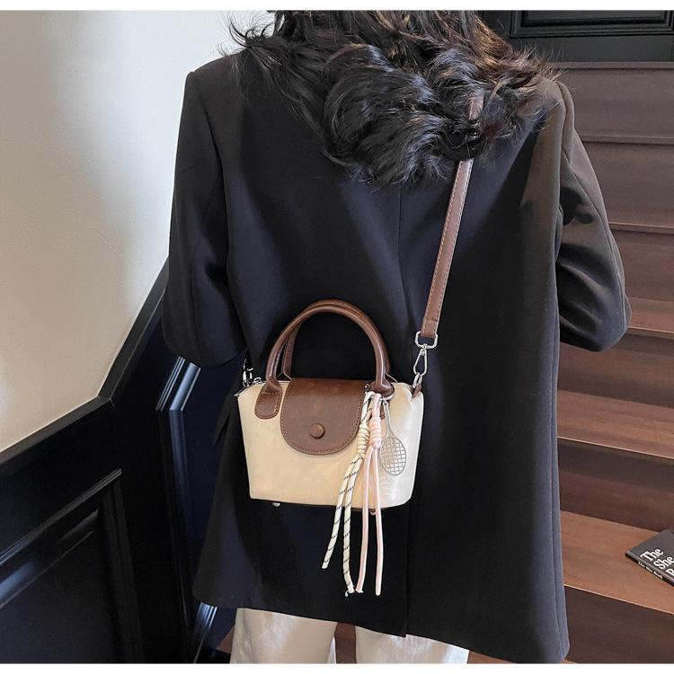 

Small bag women s spring and summer versatile 2025 new niche trendy fashion crossbody portable small bag small square bag чорний