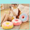 Almofada de pelúcia em formato de donut, fofa e ideal para decoração de casa e assento confortável.