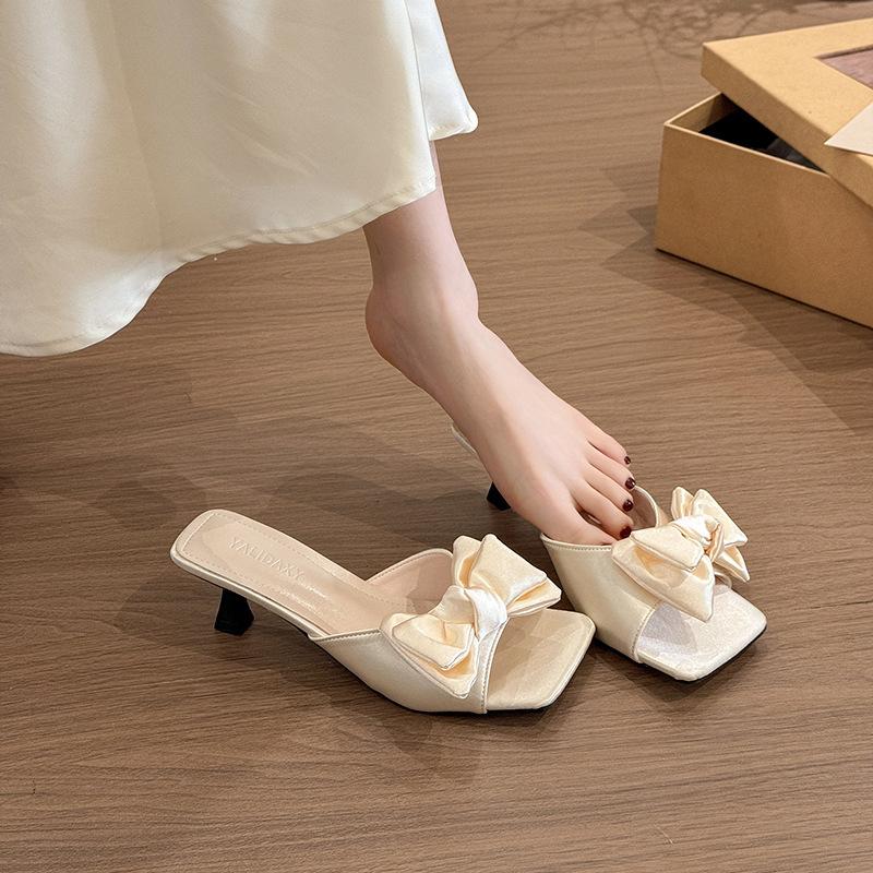 Pantoufles rouges tendance extérieur maille un mot nœud talon épais bout ouvert traîne tête carrée femme été vent de fée sandales femme talon moyen