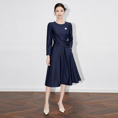 Elegantes französisches drapiertes Plisseekleid: Hochwertige, glänzende Kleidung für Bankette und formelle Anlässe