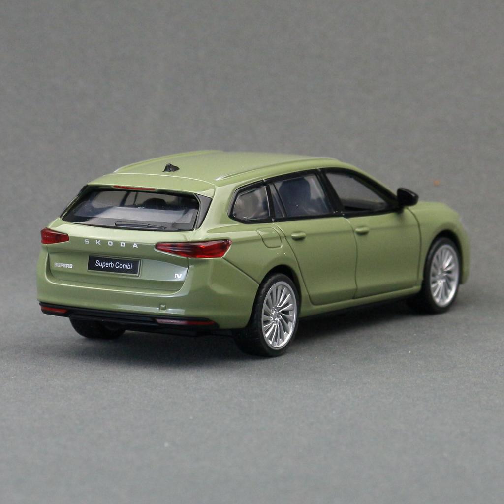 Escala 1/35 Skoda Superb Combi Sedan Modelo de Carro de Brinquedo MSZ Miniatura de Metal Fundido Puxar para Trás Som e Luz Coleção Presente para Crianças Menino
