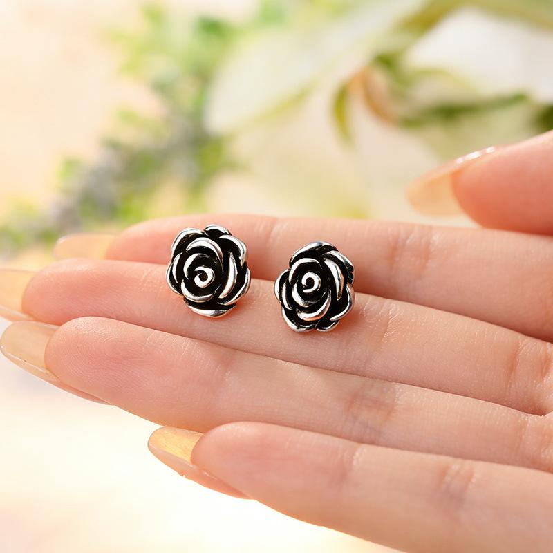 European and American dark style stud earrings, retro three-dimensional rose earrings, light luxury high-end versatile earrings