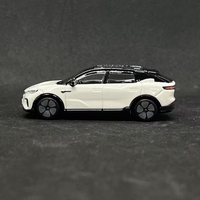 Bburago 1:64 VOYAH Courage SUV Alloy Car Model Diecast Metal New Energy Vehicles Car Model High Simulation Collection Kids Gifts