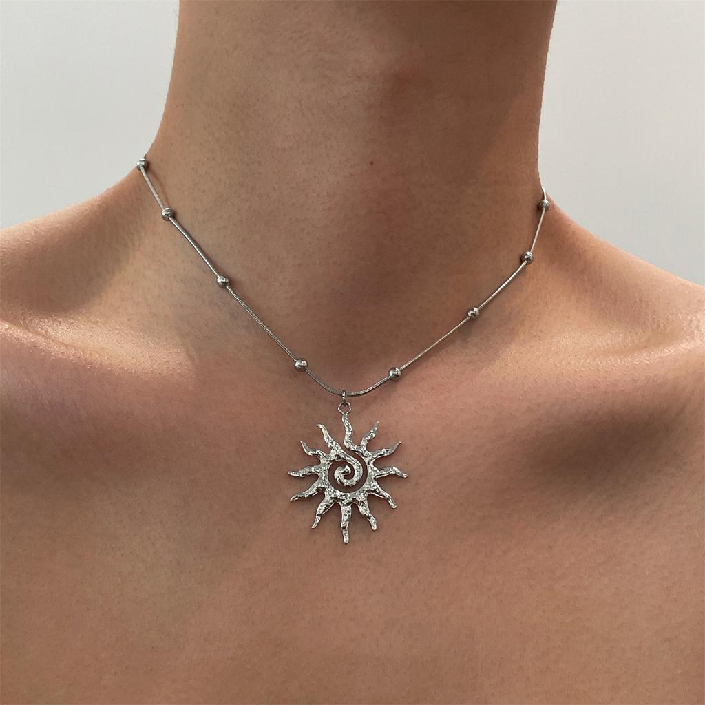 New Fashion Vintage Chic Sun Shaped Pendant Necklace for Women Simple Collarbone Chain Daily Accessories Party Jewelry Gifts
