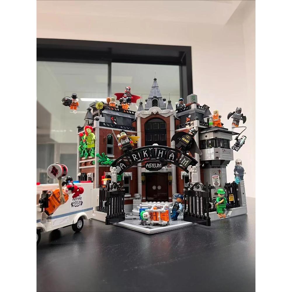 2025 NOVÝ stavebnicový model Arkham Asylum 76300, vhodný jako dárek k narozeninám, sběratelský předmět nebo dekorace pro dospělé.