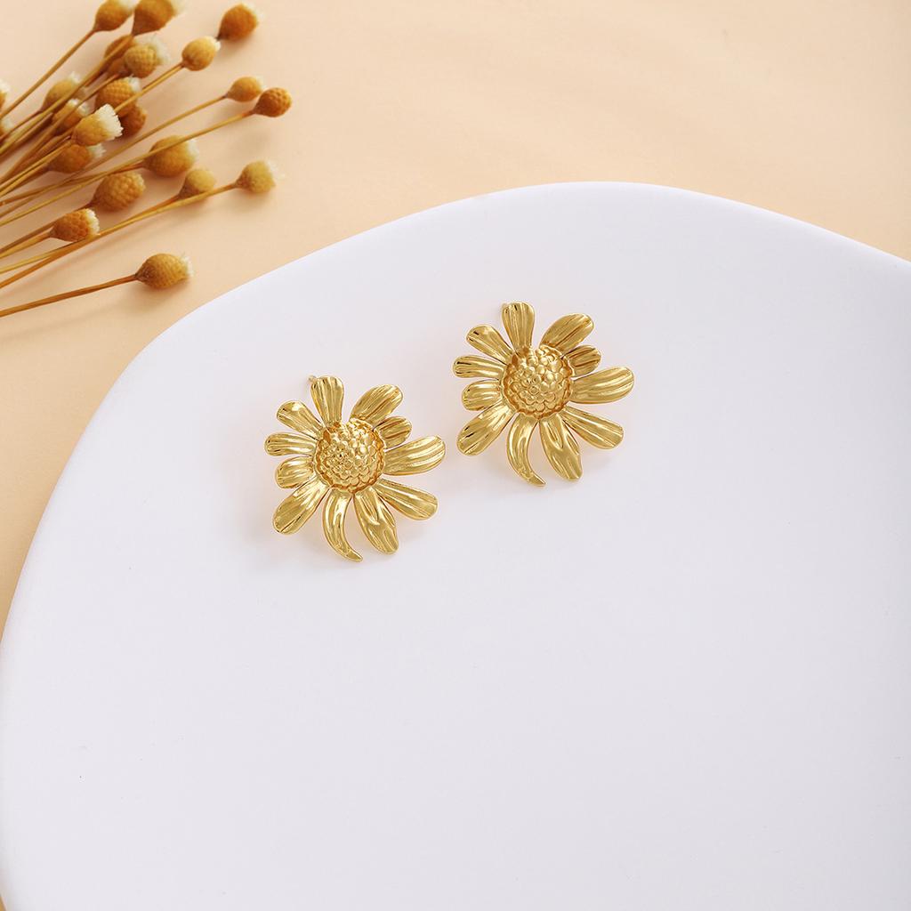 Spiral Maple Leaf Love Hollow Irregular Earrings, Heavy Industry Advanced Sense Metal Style Fashion Temperament Earrings