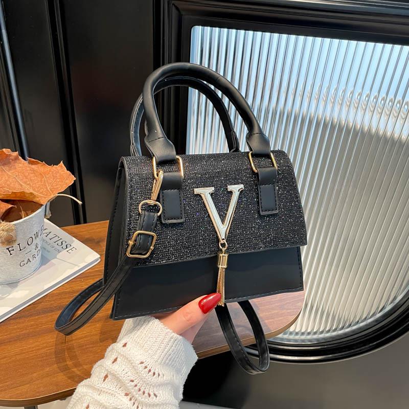 

Letter indentation niche bag women s fashion trend texture handbag bag portable fringed messenger bag чёрный