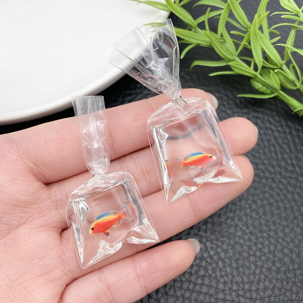 Pendientes Colgantes de Resina Transparente Agua de Mar Pez Dorado y Accesorios para Llavero