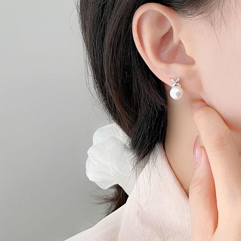 Four-leaf Flower Pearl Earrings Exquisite Temperament Earrings Earrings Light Luxury High-end Sense Commuter Women