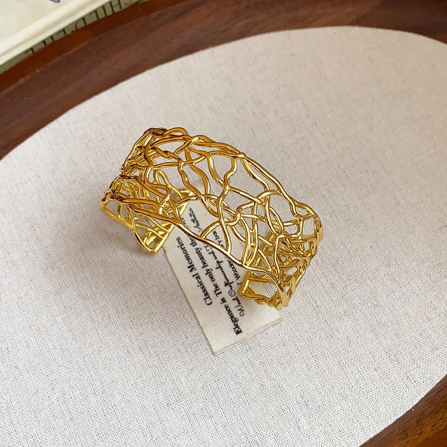 Exaggerated Diamond Inlaid Spider Open Bangle: Trendy High-End Fashion Jewelry for Women