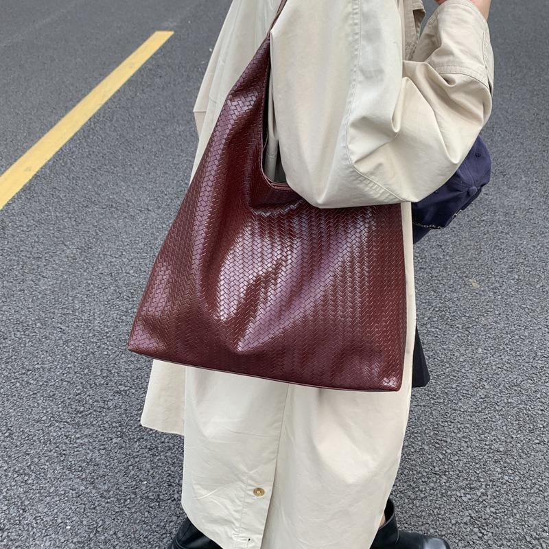 Niche Commuting Large-capacity New Casual Versatile Texture Woven Pattern Underarm Bag Shoulder Tote Bag