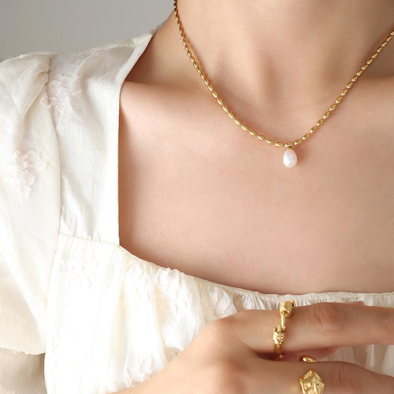 European-American Style Gold-Plated Titanium Oval Bead Chain Necklace with Freshwater Pearl Pendant