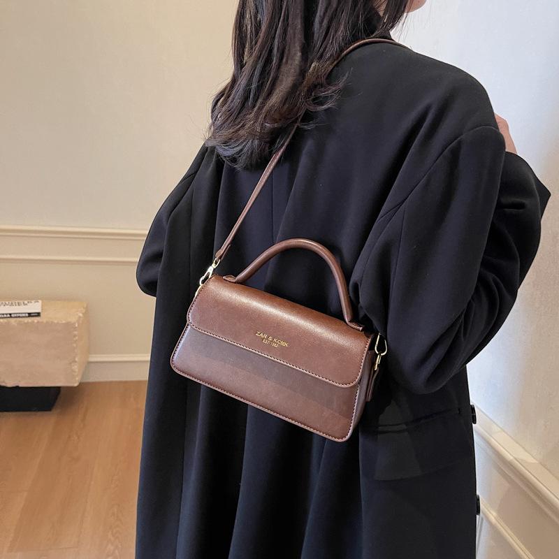Retro liten veske dameveske 2025 ny mote høst og vinter skulder messenger bag high-end dame bærbar liten firkantet veske