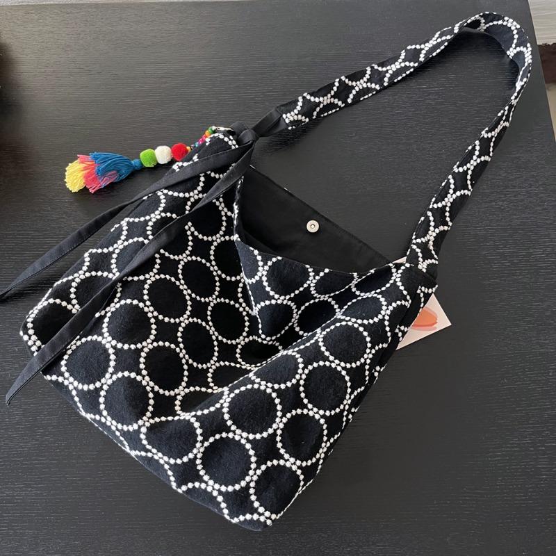 Japanese medium hobo Minechuan Ming wind chimes drum flower cotton and linen bag heavy industry embroidery shoulder bag adjustable messenger bag Without tassel pendant