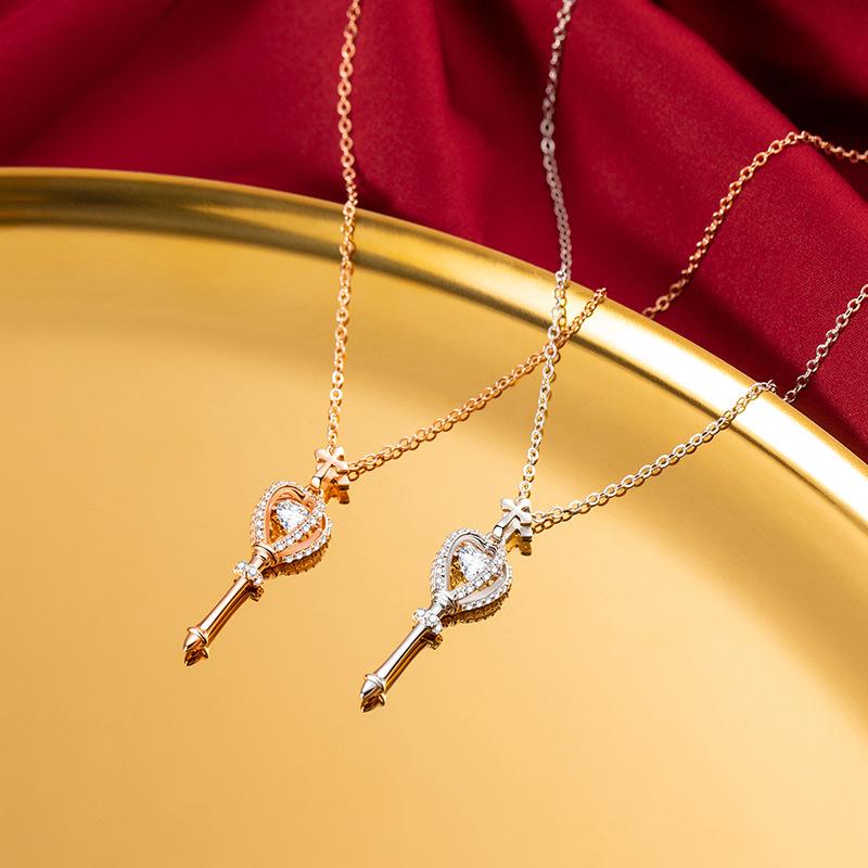 Collier Sceptre Cœur en Argent Sterling Star City - Pendentif de Luxe Léger pour Femme avec Détails Micro-Sertis sur Chaîne Claviculaire