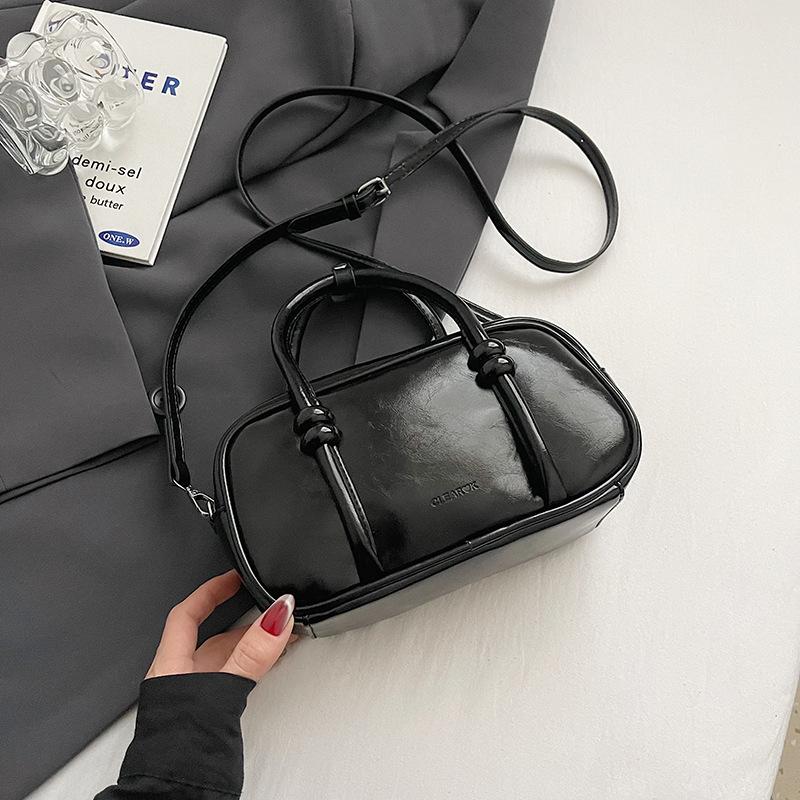 

Autumn and winter bags women s 2025 new shoulder bag popular fashion bowling bag Maillard hand bag messenger bag чорний