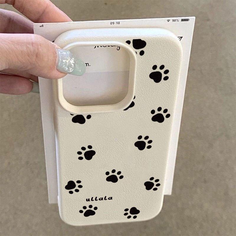 Eine schwarze, süße Handyhülle mit Pfotenabdruckmuster und Litschi-Textur, geeignet für iPhone 17, 16, 15, Plus, Pro, Max Serie — Kann als Geschenk verwendet werden