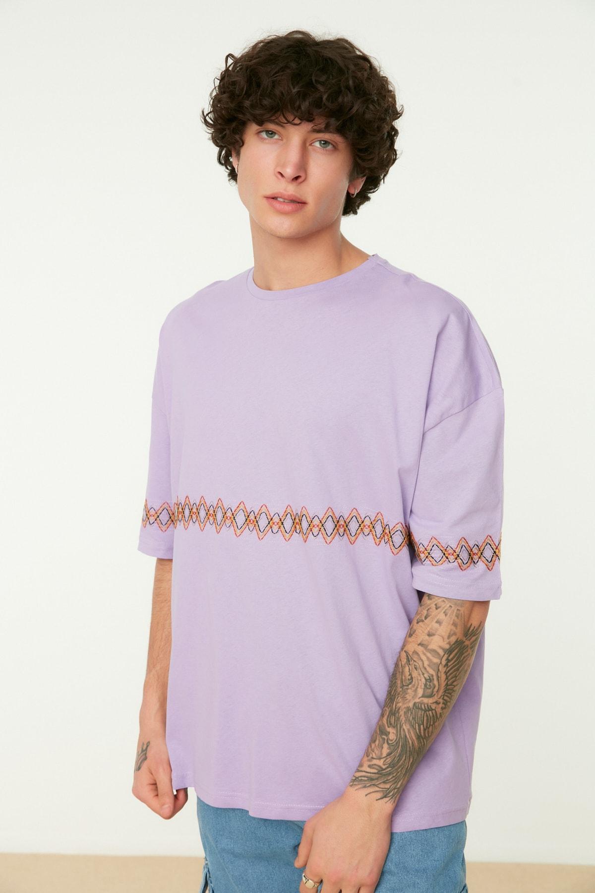 

Сиреневая мужская футболка оверсайз с круглым вырезом и коротким рукавом с вышивкой TMNSS21TS1889..