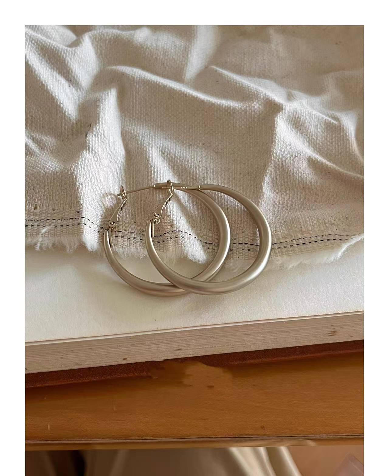 

Дондэмунские массивные серьги-кольца: Матовое золото и серебро, покрытие из 14-каратного золота