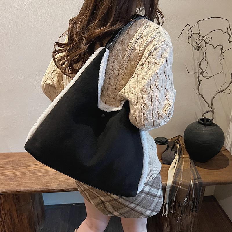 

Вместительная замшевая сумка через плечо женская 2025 новая сумка под мышкой для поездок на работу универсальная сумка-тоут из овечьей шерсти 38*10*37 чёрный